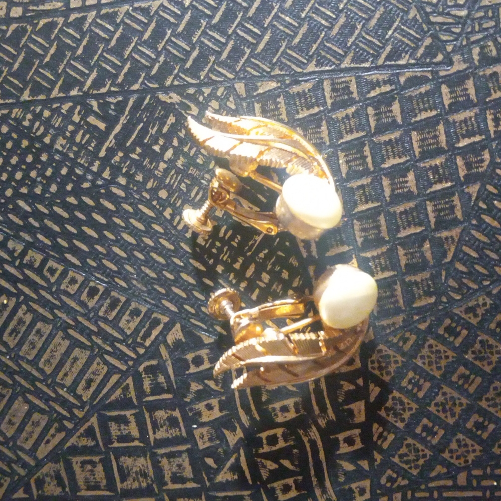 Vintage Faux-pearl Screw On Earrings